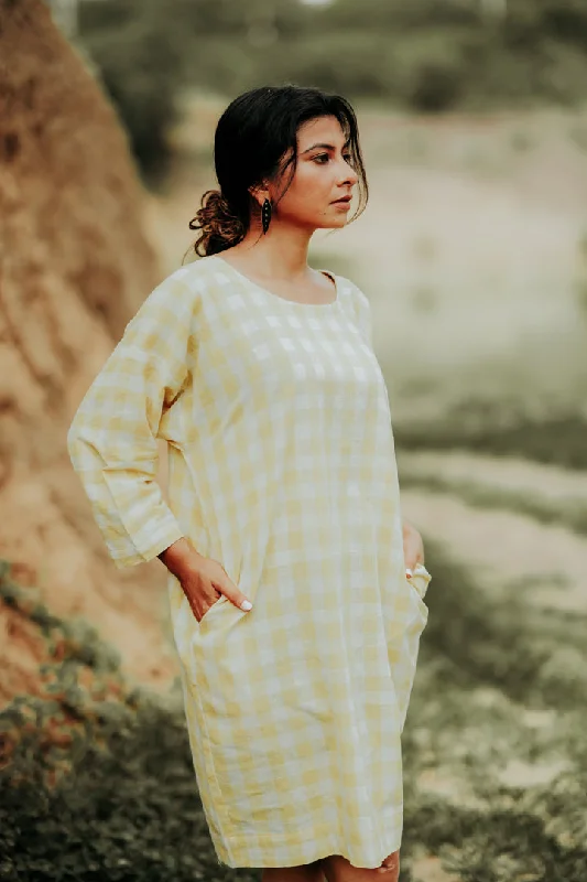 Women's Clothing for All Occasions Round-Neck Checkered Dress with Pockets.