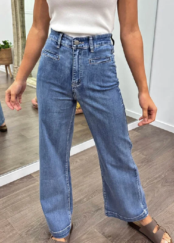 Sophisticated Street Style Offers Bronco Jeans